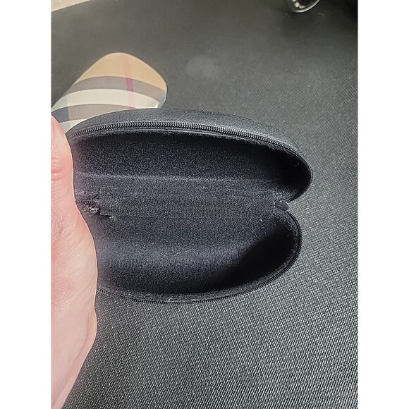 3 Glass / Sunglass Cases. Burberry, Ray Ban, Maui Jim - Picture 7 of 8